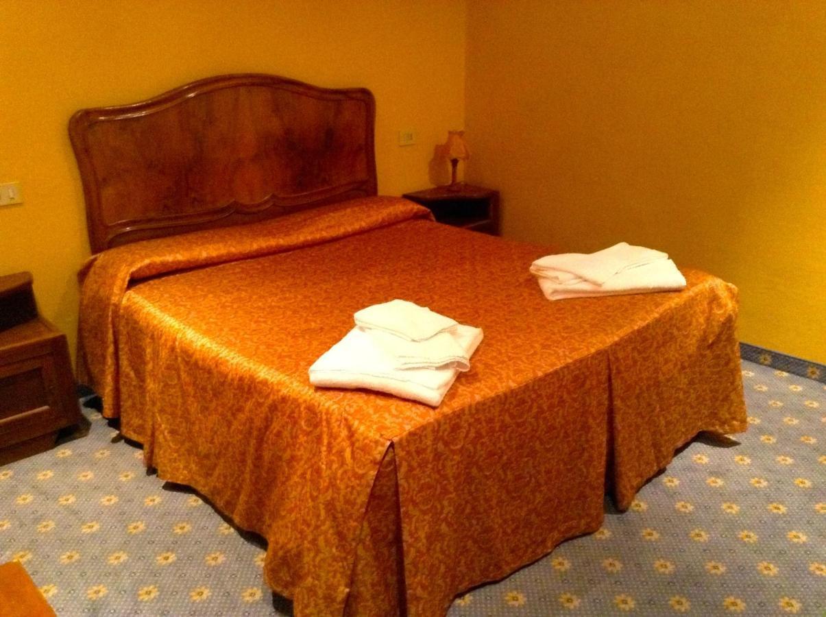 Albergo Ristorante Da Carlino Castelnuovo di Garfagnana Szoba fotó